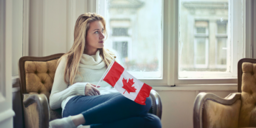 Jeune femme avec un drapeau canadien